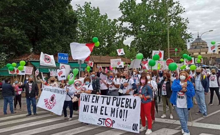 Cientos de personas exigen a Page en Toledo una moratoria a la Ganadería Industrial en Toledo