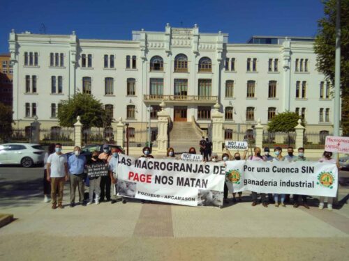Cacerolada y pitos contra la ganadería industrial en la presentación de la Agenda 2030 castellanomanchega