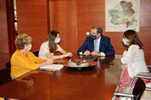 Castilla-La Mancha y la Fundación Aladina firman un convenio para apoyar la humanización que se presta a los menores diagnosticados de cáncer y a sus familiares