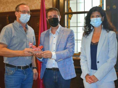 Representantes de la Asociación Cultural ‘La Coscoja’ de Barrax se reúnen con Santi Cabanero