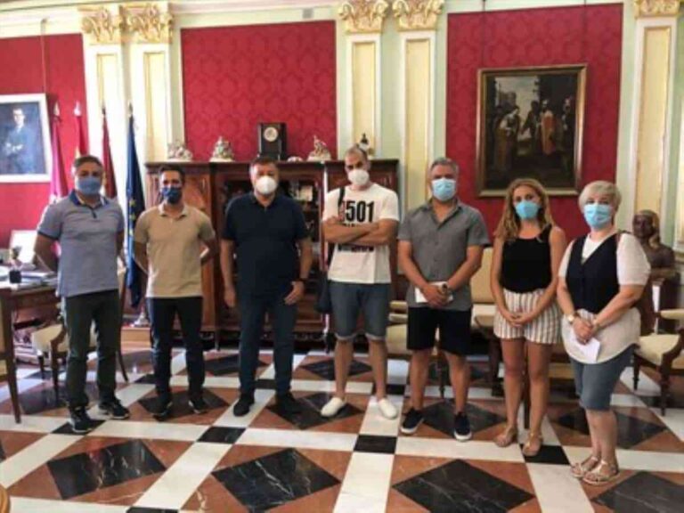 Entregan un lote de entradas para los festejos taurinos a personas con discapacidad de ASPADEC, APROMIPS y CRISOL