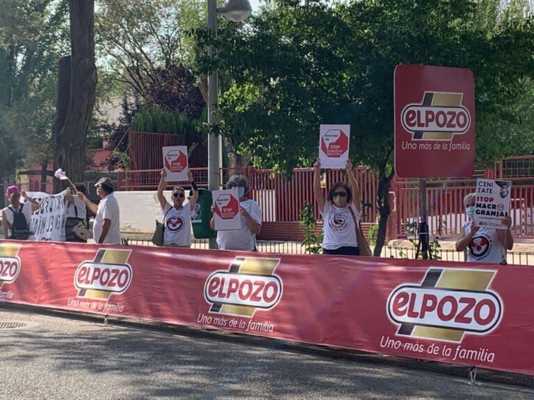 Stop Macrogranjas CLM recibe a la vuelta ciclista y se opone a patrocinadores como ELPOZO