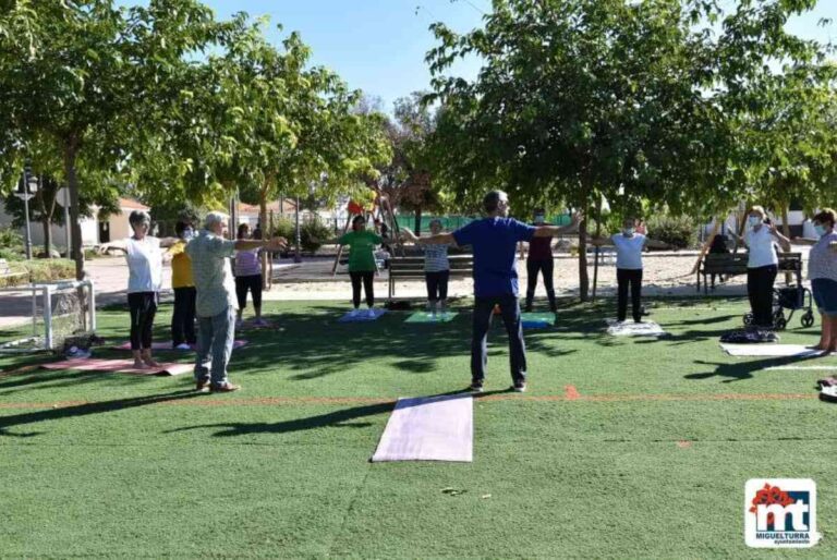 Taller de «Yoga en la Naturaleza» para las personas usuarias del Centro de Día de Mayores de Miguelturra