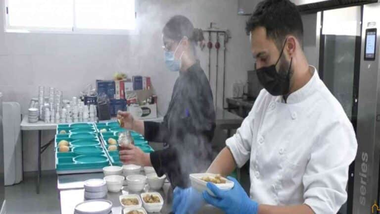 Iniciativa “comida para mayores” es todo un éxito en Puebla del Príncipe donde sirve la comida un restaurante con estrella Michelín