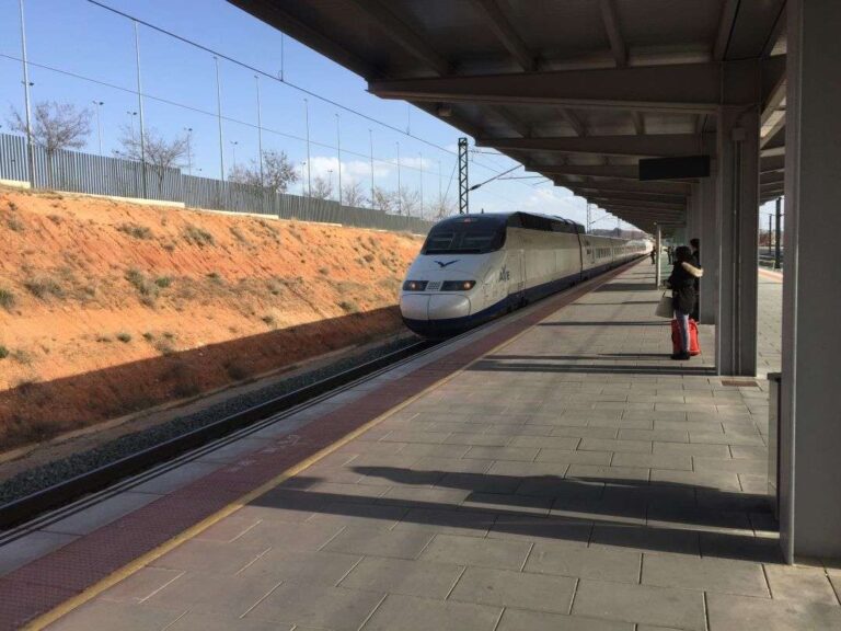 La Asociación de Usuarios del AVE de Cuenca reclama que los AVE Alicante-Madrid sigan saliendo y llegando desde Atocha