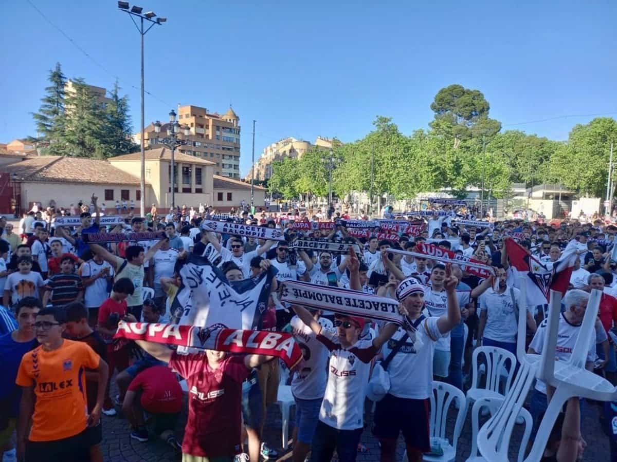 El 'Alba' recorre este lunes en bus descapotable la ciudad para celebrar con sus seguidores el ascenso a Segunda