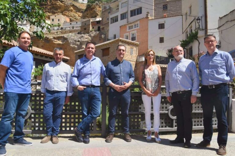 Las obras sobre el macizo 'La Cueva' en Molinicos siguen su curso con previsión de que culminen antes de final de año