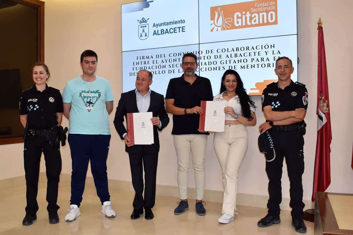 Sáez da la bienvenida al alumnado gitano interesado en ser policía local a través del programa 'Promociona' de la FSG