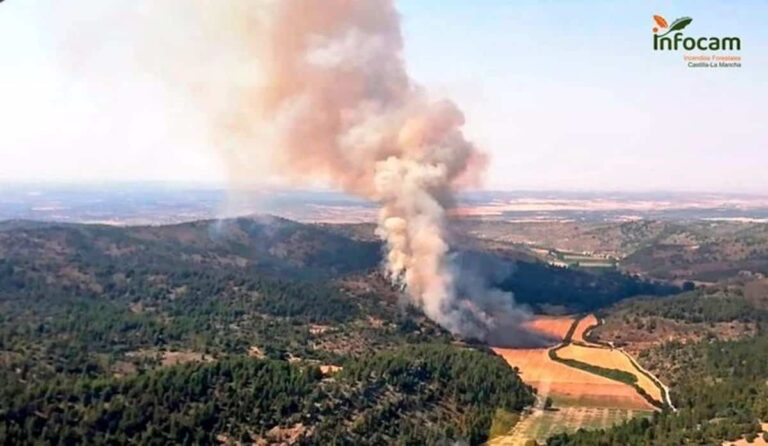 Declarado el nivel 1 de emergencia por un fuego detectado en Casas de Lázaro en el que trabajan 30 medios