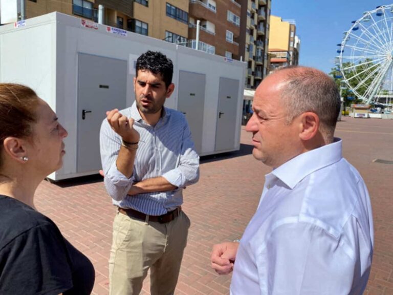 Instalados aseos públicos que ya está a disposición de usuarios y usuarias de las tascas en Albacete