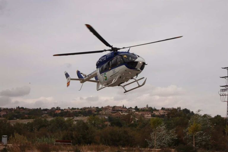 Dos menores heridos de gravedad tras colisionar en el casco urbano de Iniesta un turismo y una moto