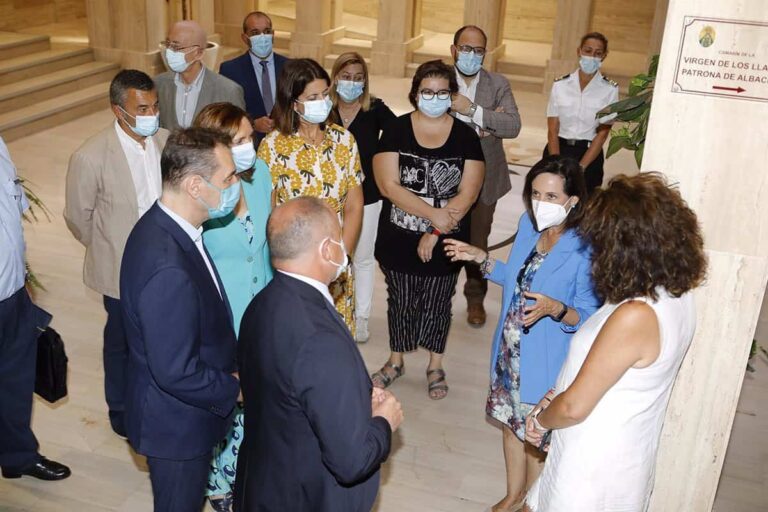 El alcalde de Albacete recibe a la ministra de Defensa y le entrega la medalla conmemorativa del Teatro Circo