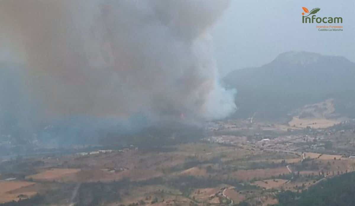 Un incendio en Riópar, en nivel 2, obliga a desalojar varios cortijos, urbanizaciones y una pedanía