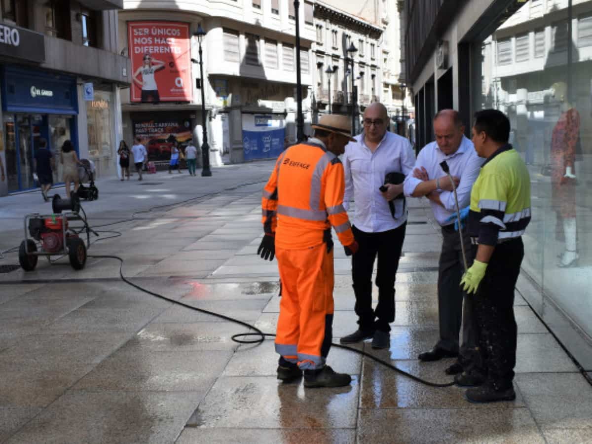 En su fase final las obras de la calle Ancha de Albacete con las tareas de limpieza e instalación de mobiliario urbano