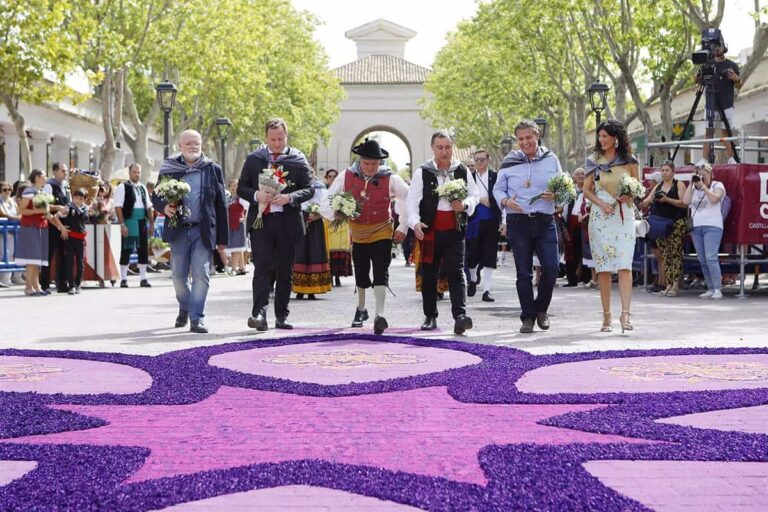 La ofrenda floral a la Virgen de los Llanos llena de folklore el Recinto Ferial de Albacete ante más de 20.000 personas