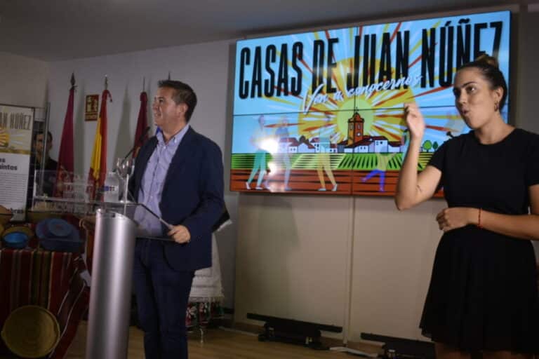 Casas de Juan Núñez con su tradición de los Quintos, la historia de Pedro Ponce y el Caballo de la Losa en el estand de la Diputación en la Feria de Albacete