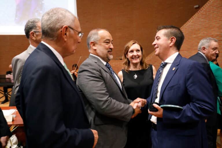 Por su apoyo financiero a la implantación del programa UCLMRural la Diputación de Albacete ha recibido un reconocimiento de la UCLM