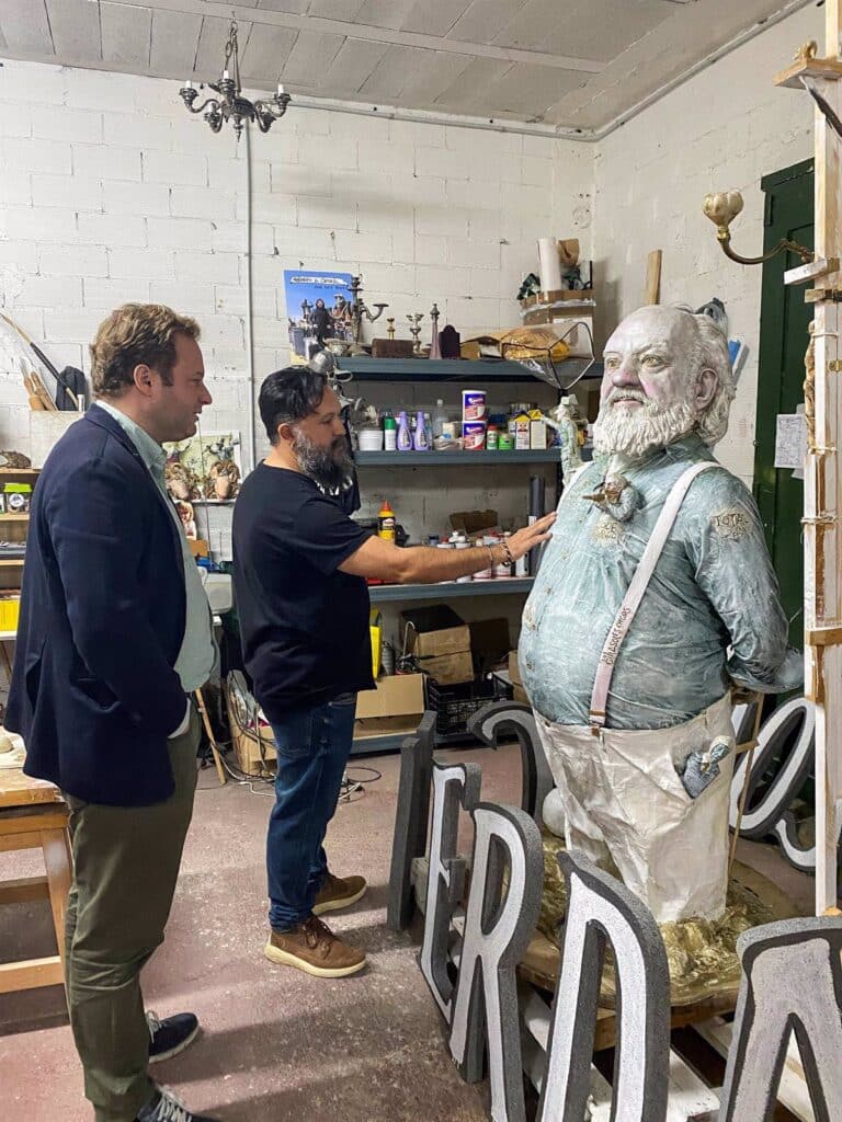 El artista José Luis Serzo culmina el prototipo de la escultura que homenajeará a José Luis Cuerda en Albacete