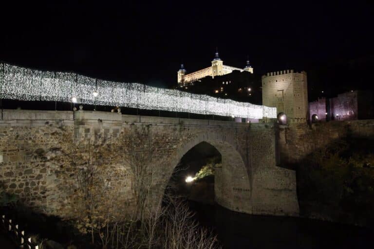 La alcaldesa de Toledo avanza que la FEMP trabaja en acordar reducir una hora el horario de la iluminación navideña