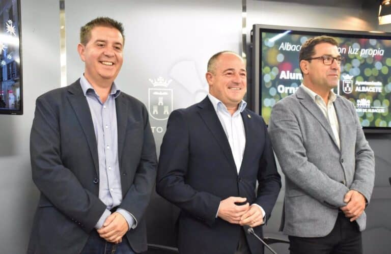 La iluminación navideña de Albacete se presenta como un "revulsivo" para el comercio y la hostelería