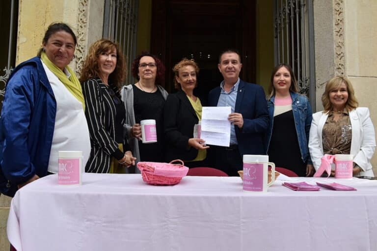 La Diputación de Albacete se ha sumado a la cuestación solidaria de AMAC haciendo entrega a su presidenta de un cheque de 800 € en el marco del Día Internacional de la Lucha contra el Cáncer de Mama