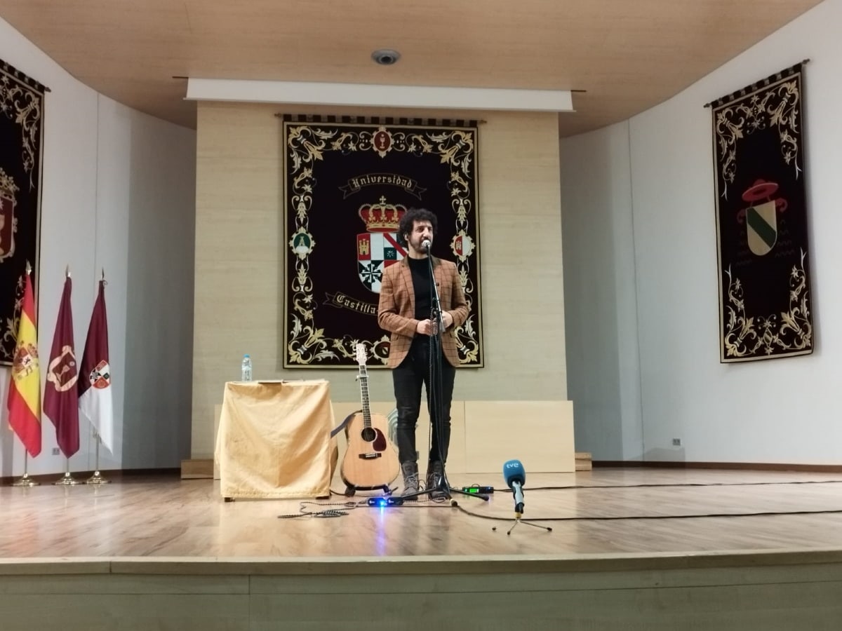 Con el poeta y cantante Marwan arrancó hoy en Cuenca el programa “Los libros viajan por la provincia” en el paraninfo de la UCLM