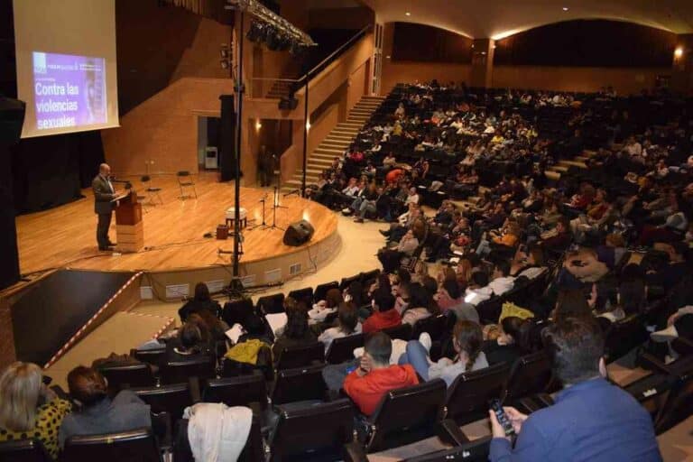 La UCLM se suma un año más a la lucha para erradicar la violencia contra la mujer en conmemoración del 25N