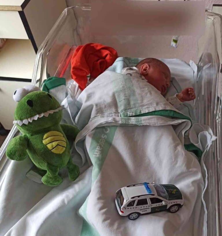 Una mujer da a luz en el coche de camino al hospital de Albacete escoltada por la Guardia Civil