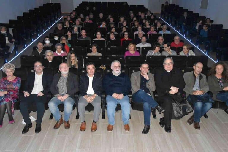 Madrigueras ha recuperado su mítico Salón-Cine Parroquial con 202 butacas y un gran escenario y ejemplo de colaboración en todos los niveles