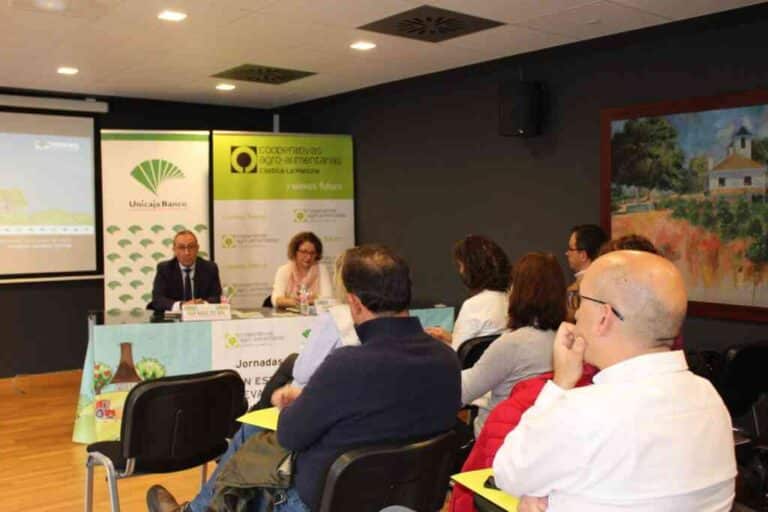 Cooperativas Agro-alimentarias y Unicaja Banco informan a los agricultores de Socuéllamos de las novedades sobre la nueva PAC