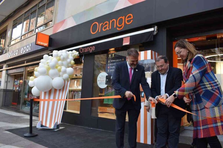 Inaugurada la renovada “smart store” de Orange  en Puertollano que ofrecerá 3 talleres gratuitos presenciales para personas mayores