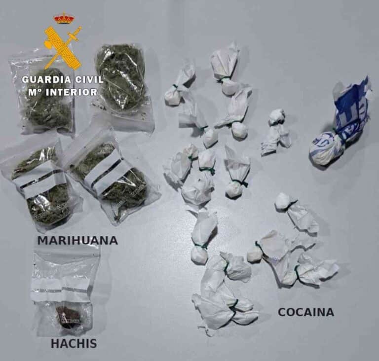 Detención en Balazote (Albacete) por posesión de 12,5 gramos de cocaína, 10 gramos de marihuana y varias dosis de hachís.