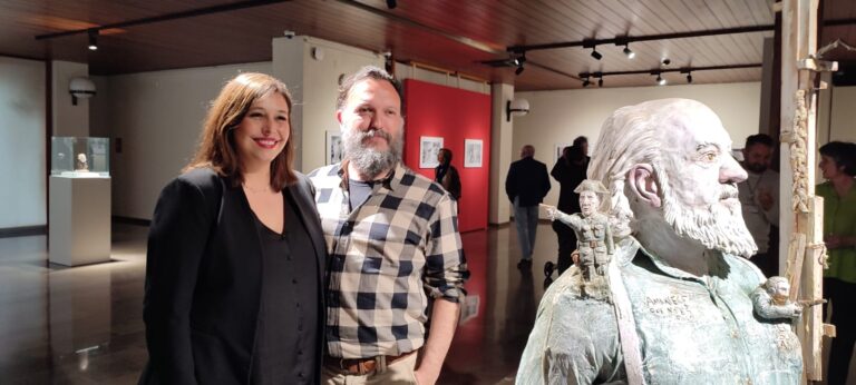 Puesta en valor, en una exposición, el proceso creativo de Serzo en la elaboración de la escultura homenaje a José Luis Cuerda