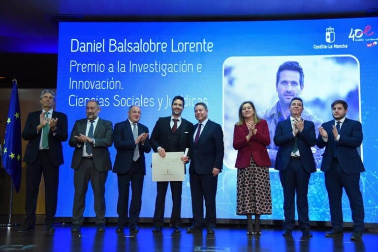 García-Page agradece el esfuerzo y dedicación de los premiados en su labor investigadora.