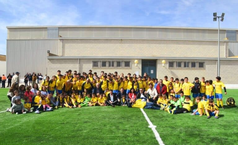El nuevo campo de fútbol 7 de La Gineta (Albacete) se estrena.
