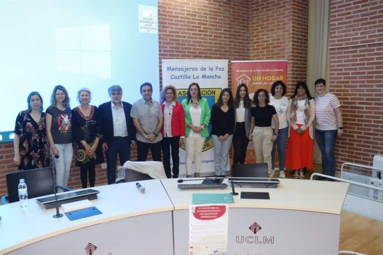 En 10 años, el 80% de los menores bajo protección de CLM se acogerán a familias de acogida, según el gobierno regional.