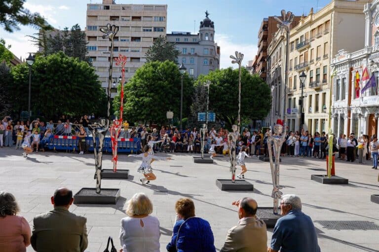 La exposición Santi Flores transforma el Eje Cívico de Albacete en un museo al aire libre.