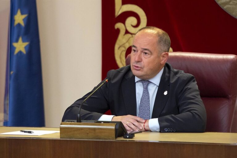 Sáez demandará a Picazo por acusarlo de corrupción y al exmarido de la asesora cesada por los exámenes de Policía.