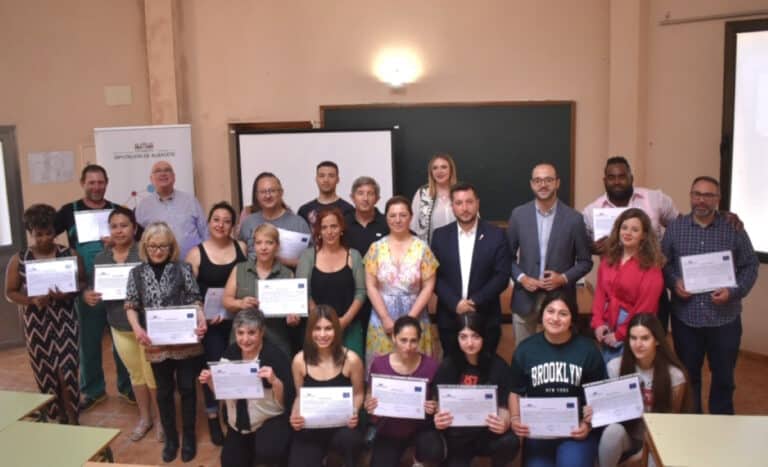 28 personas recibieron su certificado de dos cursos realizados en Caudete en el marco de “Dipualba Protege” y el Fondo Social Europeo