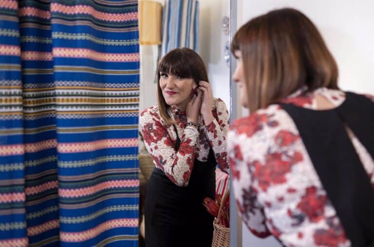 Artistas acompañan a Rozalén en la apertura de La Mar de Músicas en Murcia con una fiesta de música tradicional.