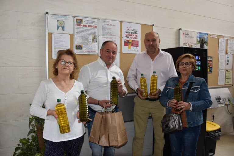 Campaña de solidaridad en Albacete: vecinos recogen aceite para Cáritas después del robo sufrido por la ONG