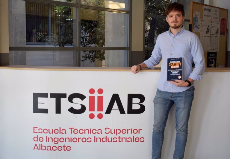 Logro estudiantil: un alumno de UCLM alcanza el primer lugar en ventas de libros sobre inteligencia artificial y machine learning en Amazon.