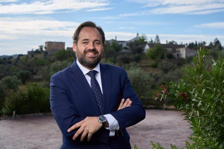 Núñez se compromete a restaurar la esencia de la Atención Primaria, que ha caído en desuso.