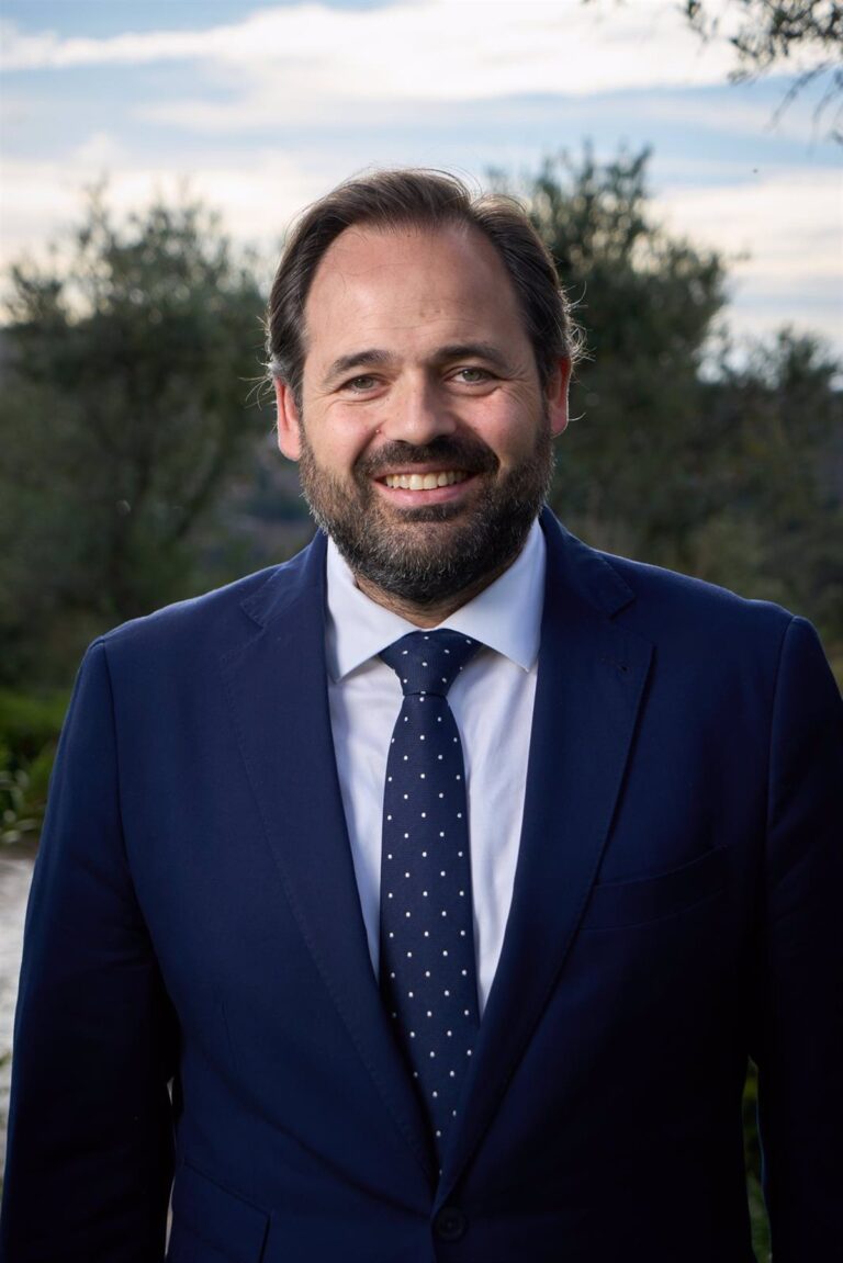 Page pierde mayoría absoluta en C-LM y posible pacto con Vox para que Núñez gobierne, con el 76,45% escrutado.