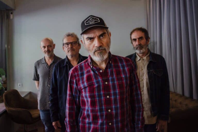 Surfin’ Bichos vuelve a su “esencia” en su nuevo vídeo “Más allá” después de 30 años: “El grupo nos mantuvo vivos”