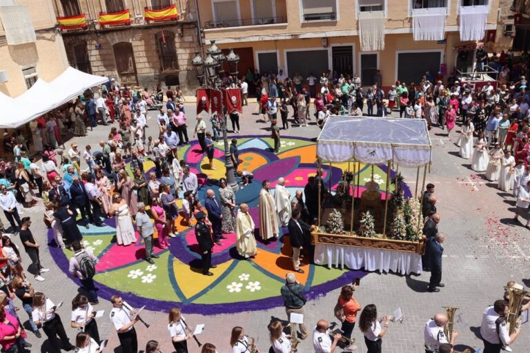 Más de 12.000 personas acuden a ver las impresionantes alfombras de serrín en Elche de la Sierra.