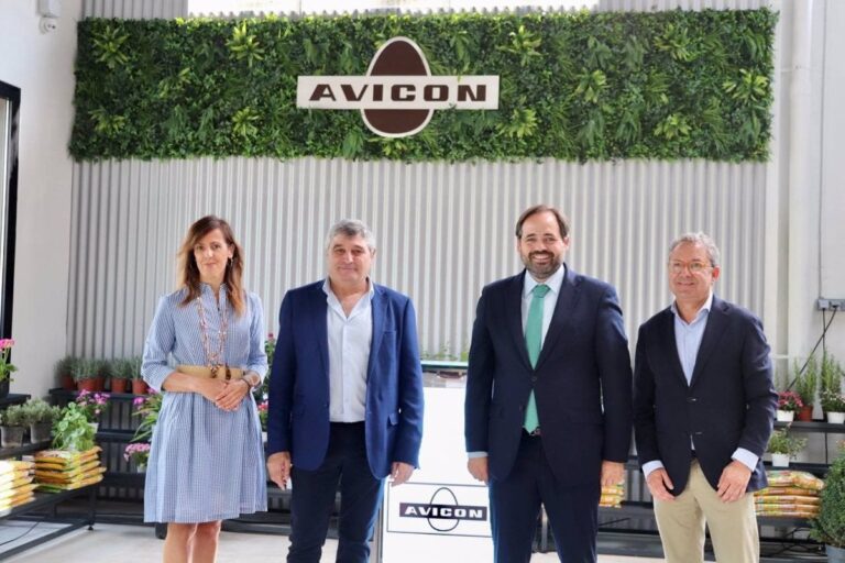 Núñez insta a los agricultores a confiar en la estrategia de Feijóo para abordar la política hídrica en los primeros 100 días de su mandato.