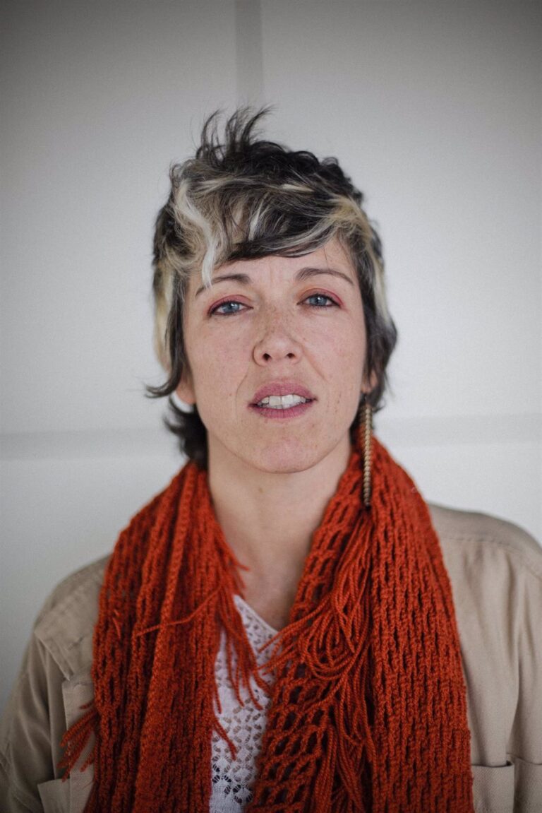 Se sugiere la siguiente reescritura del título: «Es necesario desafiar la tradición y en ocasiones luchar contra nuestras propias raíces»