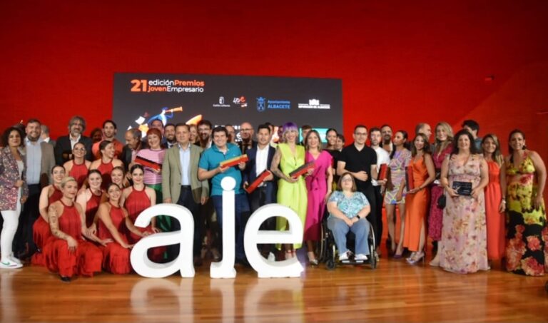 Entrega del XX “Premio Joven Empresario” de la AJE con la presencia de la vicepresidenta de la Diputación, en funciones, Amparo Torres