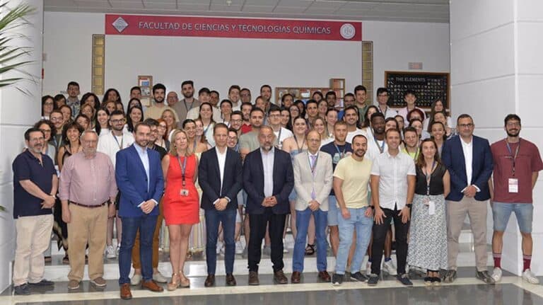 El número de becas de contratos predoctorales se incrementará a 48, según informa Garde, en comparación con las 30 becas de la convocatoria anterior.